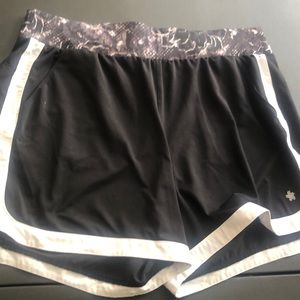 Black white active shorts